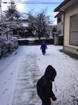 雪遊びする子どもたち